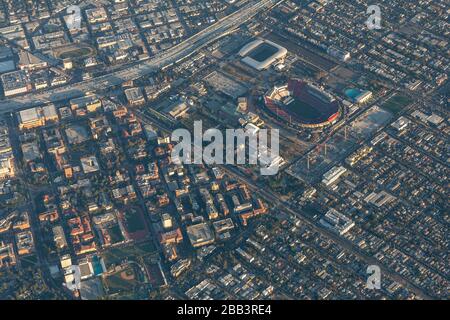 Vue aérienne générale du Los Angeles Coliseum et du Banc of California Stadium lors d'un vol dans le sud de la Californie le samedi 5 octobre 2019 à Los Angeles, Californie, États-Unis. (Photo par IOS/Espa-Images) Banque D'Images