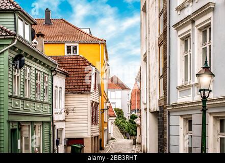 Maisons de couleur traditionnelle dans le centre-ville de Bergen, Norvège. Banque D'Images