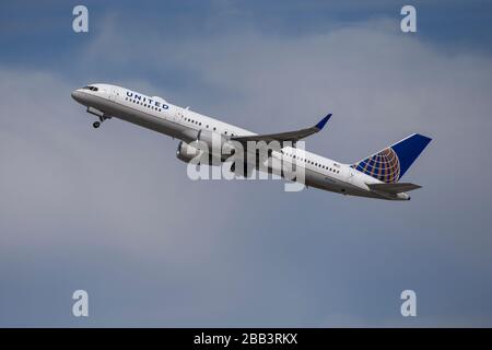 Un Boeing 757-200 de United Airlines part de l'aéroport international de Los Angeles (LAX) le vendredi 28 février 2020 à Los Angeles, Californie, États-Unis. (Photo par IOS/Espa-Images) Banque D'Images