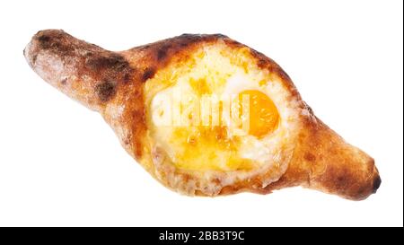 Cuisine géorgienne - vue de dessus de l'Adjarian khachapuri en forme de bateau isolé sur fond blanc Banque D'Images