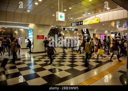 Les voyageurs se rendent à la gare et au centre commercial d'Osaka, Osaka Japon Banque D'Images