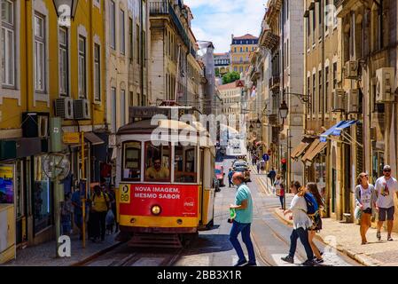 Tramway en direction de la rue à Lisbonne, Portugal Banque D'Images