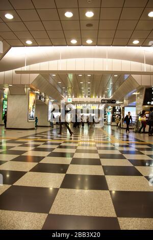 Les voyageurs se rendent à la gare et au centre commercial d'Osaka, Osaka Japon Banque D'Images