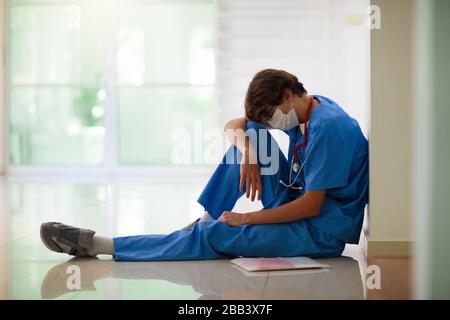 Médecin ou infirmière fatigué épuisé. Éclosion de virus. Pandémie de coronavirus. Personnel médical de la clinique et de l'hôpital travaillant plus d'heures. Professionnel surtravaillé. Banque D'Images