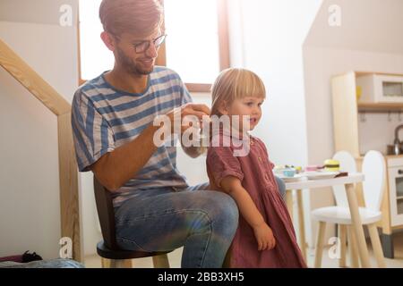 Père jouant avec la fille à la maison Banque D'Images