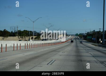 Miami, Floride, États-Unis. 29 mars 2020. Une vue générale de l'Interstate 95 comme la circulation est clairsemée en raison de la pandémie de Coronavirus (COVID-19) le 29 mars 2020 à Miami, en Floride. Crédit: Mpi04/Media Punch/Alay Live News Banque D'Images