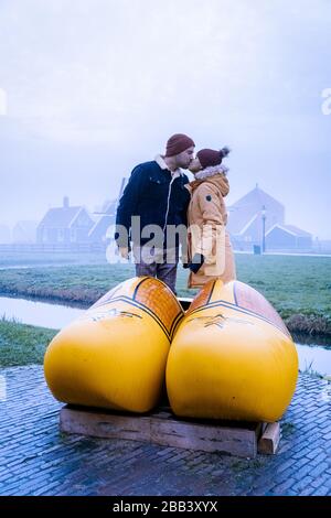 Sunrise Zaanse Schand Dutch Windmill village, Windmill village Zaanse Schans, maison en bois vert au moulin à vent du village zaanse schans Pays-Bas Banque D'Images