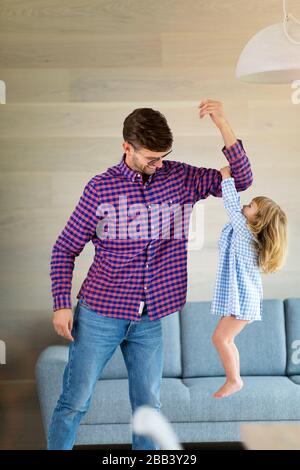 Père jouant avec la fille à la maison Banque D'Images