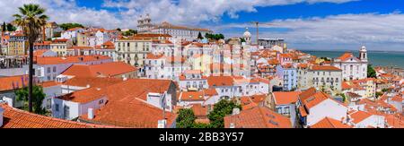 Panorama de la ville et du Tage depuis Miradouro de Santa Luzia, un pont d'observation à Lisbonne, Portugal Banque D'Images