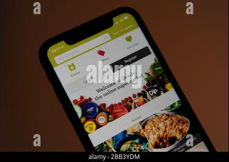 Le site Web d'Ocado est vu sur un iPhone pendant le verrouillage de COVID-19 au Royaume-Uni Banque D'Images