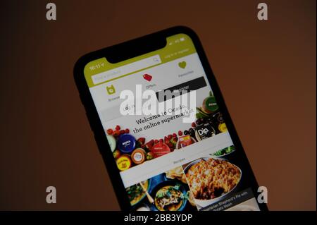 Le site Web d'Ocado est vu sur un iPhone pendant le verrouillage de COVID-19 au Royaume-Uni Banque D'Images