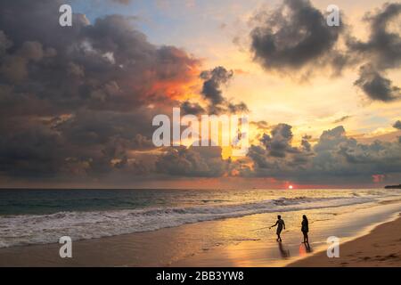 Au crépuscule, un couple de poissons, que le soleil tombe au-dessous de l'horizon à Koggala Beach dans la province du sud du Sri Lanka. Banque D'Images