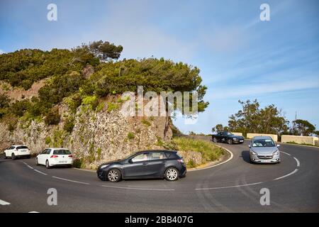 Tenerife, Espagne - 29 avril 2019: Voitures sur un virage panoramique dans la chaîne de montagnes d'Anaga, l'une des principales attractions touristiques de l'île. Banque D'Images