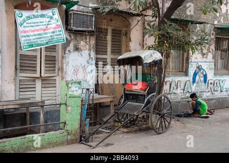 Main tiré riksja à Calcutta, Inde Banque D'Images