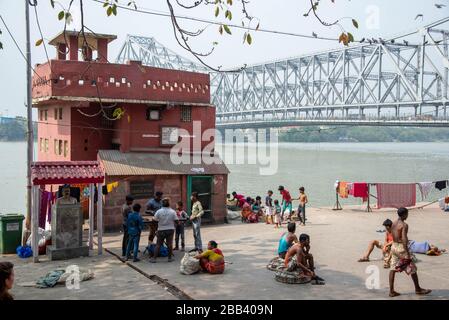 Vue sur le pont Howrah au-dessus de la rivière Hoogghly, Calcutta, Inde Banque D'Images