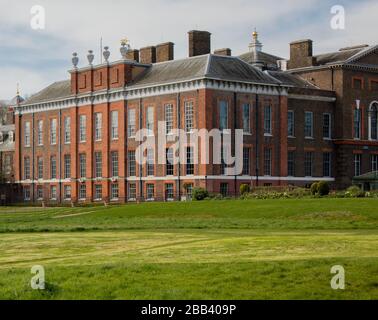 Kensington Palace vu de la grande promenade, Kensington Gardens, Londres Banque D'Images