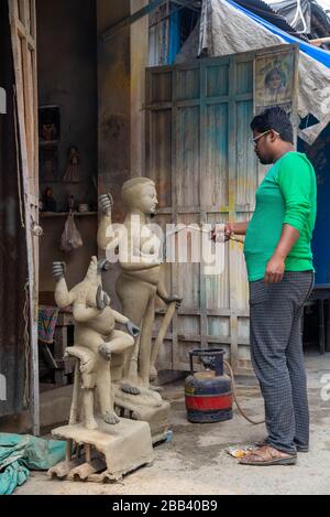 Des figurines artisanales en argile dans le célèbre quartier Kumortuli de Calcutta, en Inde Banque D'Images