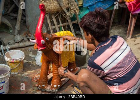 Des figurines artisanales en argile dans le célèbre quartier Kumortuli de Calcutta, en Inde Banque D'Images
