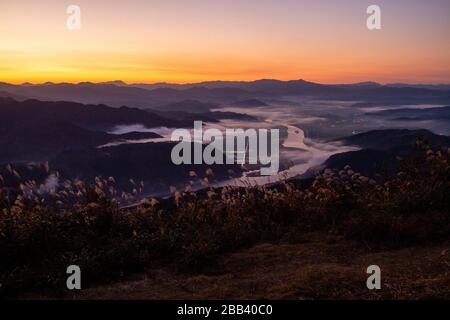 Le lever du soleil matinal Misty au-dessus de la baie et de la ville de Toyooka (Toyooka-shi) est une ville située dans la partie nord de la préfecture de Hyogo, au Japon. La ville a été fondée o Banque D'Images