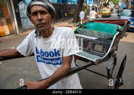 Main tiré riksja à Calcutta, Inde Banque D'Images