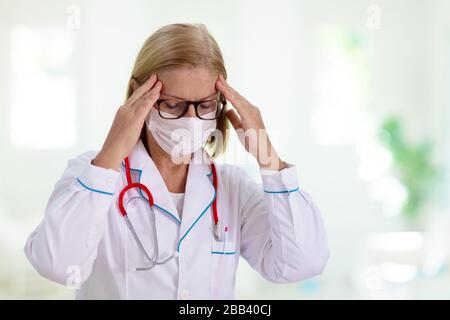 Médecin ou infirmière fatigué épuisé. Éclosion de virus. Pandémie de coronavirus. Personnel médical de la clinique et de l'hôpital travaillant plus d'heures. Professionnel surtravaillé. Banque D'Images