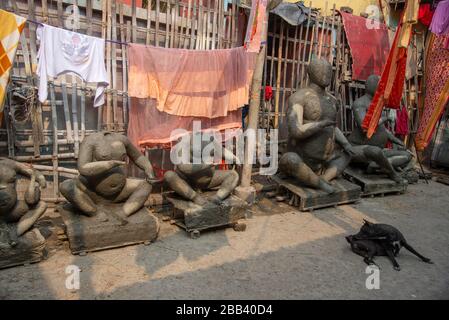 Statues en argile faites à la main dans le district de Kumartuli à Calcutta, en Inde Banque D'Images