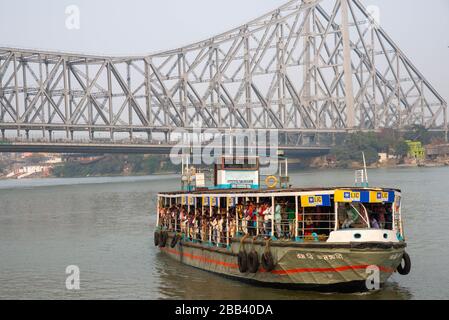 Vue sur le pont Howrah avec ferry sur la rivière Hoogghly à Calcutta, en Inde Banque D'Images