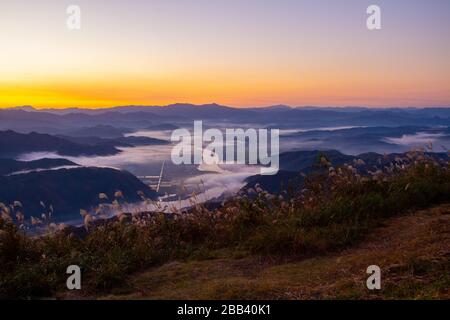 Le lever du soleil matinal Misty au-dessus de la baie et de la ville de Toyooka (Toyooka-shi) est une ville située dans la partie nord de la préfecture de Hyogo, au Japon. La ville a été fondée o Banque D'Images