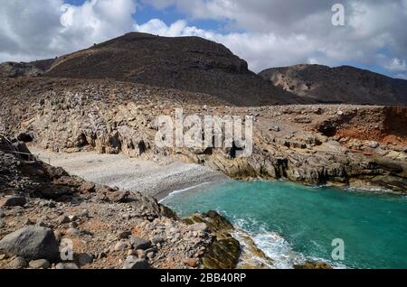 Eaux cristallines de la mer de Crète sur la plage de Vlichadia (Paralia Vlichadia en grec) sur l'île de Crète, Grèce. Banque D'Images