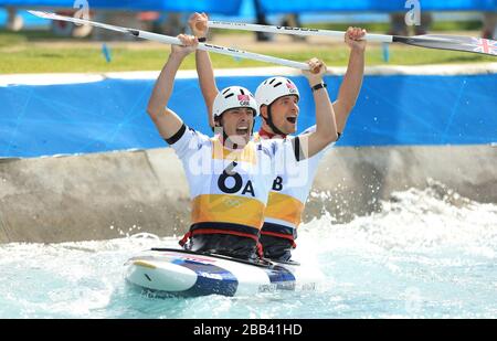 David Florence (devant) et Richard Hounslow, de Grande-Bretagne, célèbrent une médaille d'argent après la finale de la Double Canoe pour hommes (C2) au Lee Valley White Water Center. Banque D'Images