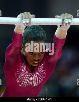 Gabrielle Douglas, aux États-Unis, rivalise avec les bars inégaux lors de la finale de la gymnastique artistique féminine à la North Greenwich Arena de Londres. Banque D'Images