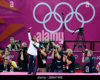 Gabrielle Douglas, aux États-Unis, célèbre la victoire de la médaille d'or lors de la finale de la gymnastique artistique féminine à la North Greenwich Arena de Londres. Banque D'Images