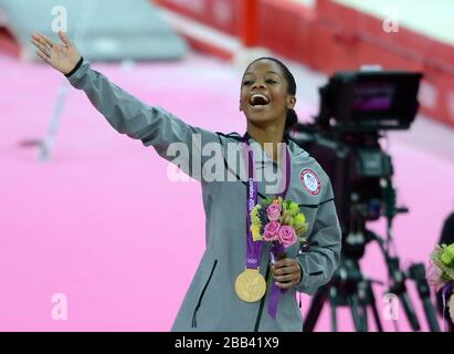 Gabrielle Douglas, aux États-Unis, célèbre la victoire de la médaille d'or lors de la finale de la gymnastique artistique féminine à la North Greenwich Arena de Londres. Banque D'Images