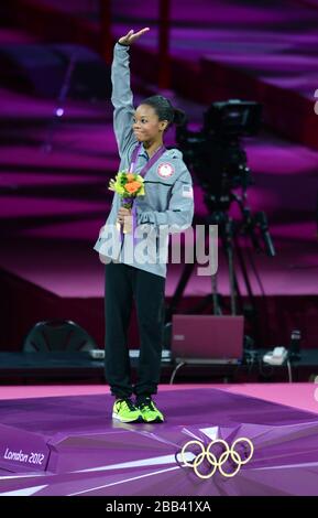 Gabrielle Douglas, aux États-Unis, célèbre la victoire de la médaille d'or lors de la finale de la gymnastique artistique féminine à la North Greenwich Arena de Londres. Banque D'Images