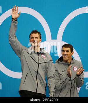 Michael Phelps des États-Unis applaudit à l'équipe Ryan Lochte (à gauche) reçoit sa médaille d'argent pour la Medley individuelle de 200 m pour les hommes au Aquatics Center du Parc olympique de Londres. Banque D'Images