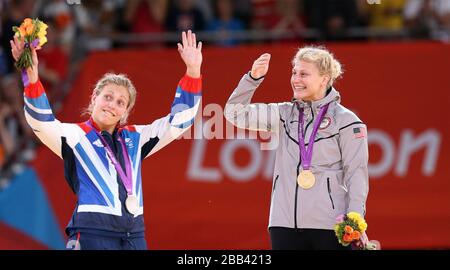 Gemma Gibbons (à gauche), joueuse de la Grande-Bretagne Judo, avec sa médaille d'argent et Kayla Harrison aux États-Unis, avec sa médaille d'or (à droite) de la Judo féminine de 78 kg à l'Excel Arena de Londres. Banque D'Images