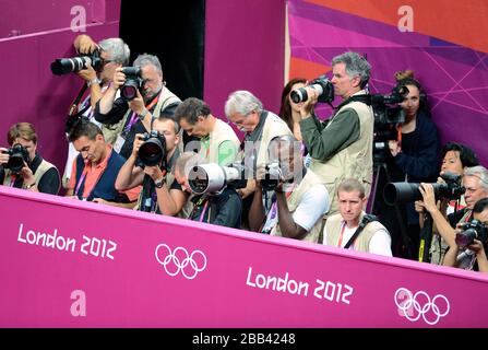 Photographes au travail lors de la finale de la gymnastique artistique féminine à la North Greenwich Arena de Londres Banque D'Images