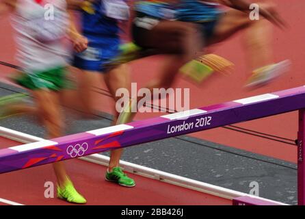 Une vision générale des concurrents qui franchient un obstacle lors de la première manche Steeplechase Round 1 de 3 000 m pour hommes Banque D'Images