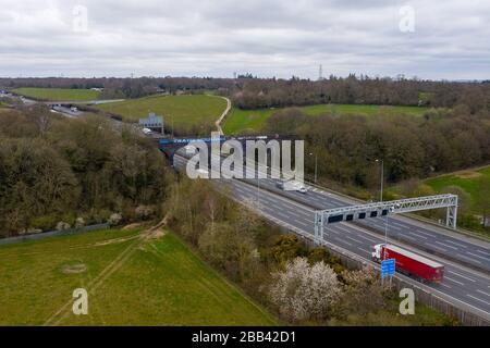 Chalfont Viaduc, Gerrads Cross, Royaume-Uni. 30 mars 2020. Le tristement célèbre Viaduc Chalfont montrant un message de remerciement pour le NHS britannique pendant la pandémie de coronavirus. Le célèbre monument portait le slogan graffiti « donner une chance à Peas » jusqu'à ce qu'il soit peint à la fin de 2018. Crédit: Ricci Fothergill/Alay Live News Banque D'Images