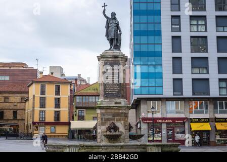 Statue de Pelagius, premier roi des Asturies à Gijon dans la région des Asturies, Espagne Banque D'Images