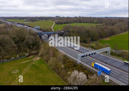 Chalfont Viaduc, Gerrads Cross, Royaume-Uni. 30 mars 2020. Le tristement célèbre Viaduc Chalfont montrant un message de remerciement pour le NHS britannique pendant la pandémie de coronavirus. Le célèbre monument portait le slogan graffiti « donner une chance à Peas » jusqu'à ce qu'il soit peint à la fin de 2018. Crédit: Ricci Fothergill/Alay Live News Banque D'Images