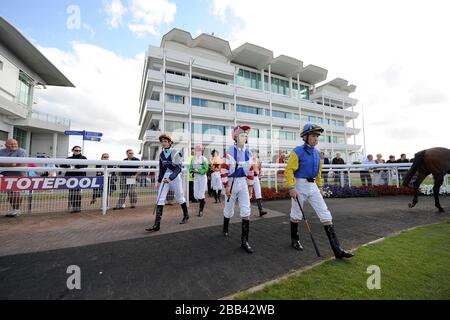 Les jockeys entrent dans l'anneau de parade de l'hippodrome d'Epsom Downs Banque D'Images