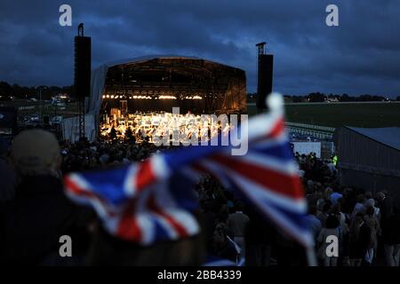 Les amateurs de course profitent de la dernière nuit des Proms, concert de l'Orchestre Philharmonique royal à Epsom Downs Banque D'Images