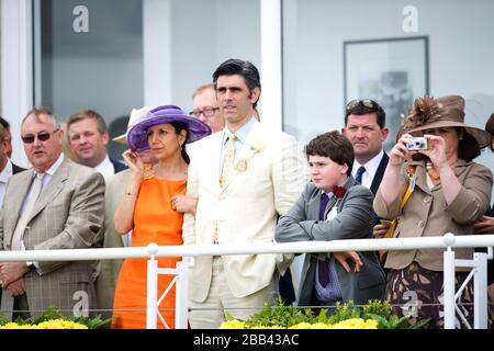 Les amateurs de course s'imprégnent de l'atmosphère de l'hippodrome de Goodwood Banque D'Images