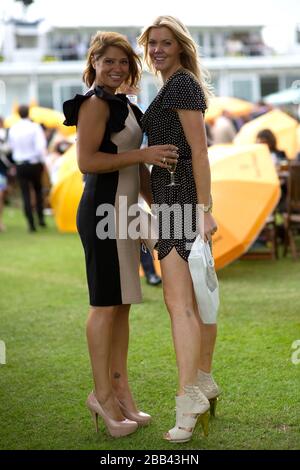 Les amateurs de course s'imprégnent de l'atmosphère de l'hippodrome de Goodwood Banque D'Images