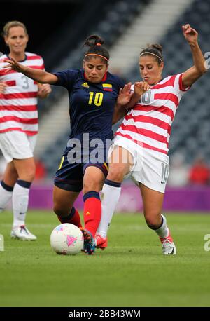 Carli Lloyd des États-Unis et Maria Usme de Columbia pendant le match du groupe G des femmes entre les États-Unis et la Colombie au parc Hampden. Banque D'Images