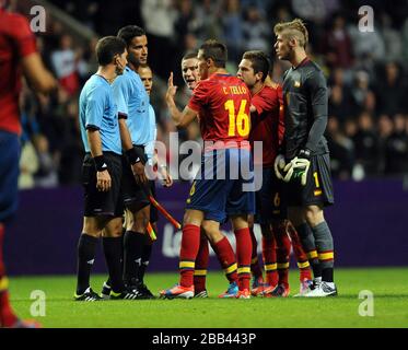 Les joueurs espagnols affrontent l'arbitre Juan Soto et ses assistants après avoir perdu le match du groupe D à St James Park, Newcastle Banque D'Images