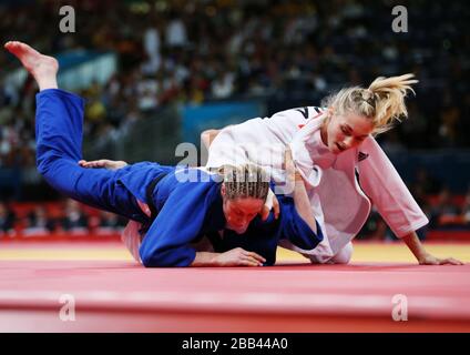 Sarah Clark (en bas) de la Grande-Bretagne est lancée par l'Automne Pavia de France pendant les 57 kg de Judo de leur femme à l'Excel North Arena 2, Londres, le troisième jour des Jeux olympiques de Londres 2012. Banque D'Images