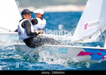 Paul Goodison de Grande-Bretagne en action dans le laser pour hommes, course 2 voile sur les eaux de Weymouth et Portland. Banque D'Images