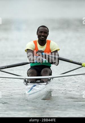 Hamadou Djibo Issaka du Niger sourit à la foule lorsqu'il finit dans les mouettes individuelles des hommes au cours du quatrième jour des Jeux Olympiques de Londres 2012. Banque D'Images